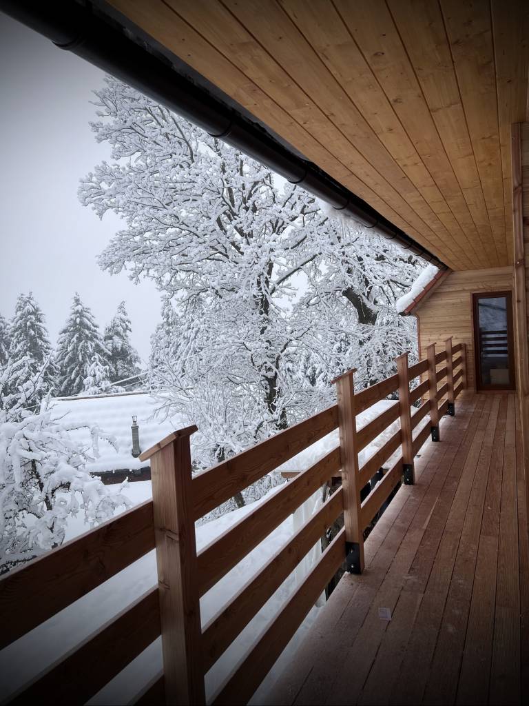 Lepa lesena terasa pozimi