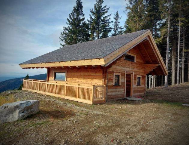 Lesena brunarica po meri stranke