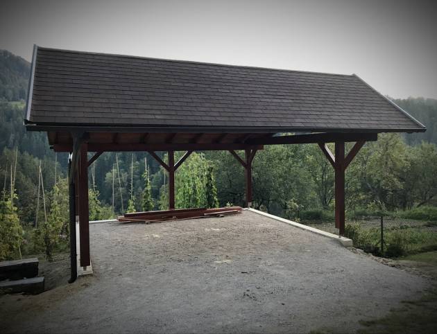 Leseni nadstrešek po želji stranke na njenem dvorišču